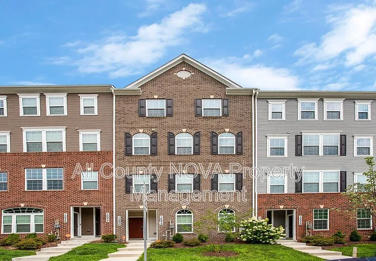 10936 Presidential Pkwy — Photo 1