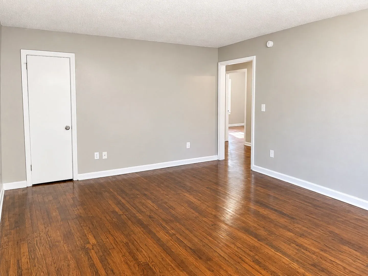 3 bed, 1.0 bath, 1470 sqft, $1,350 — Photo 4