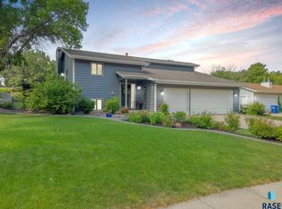 317 E Plum Creek Rd, Sioux Falls, SD 57105