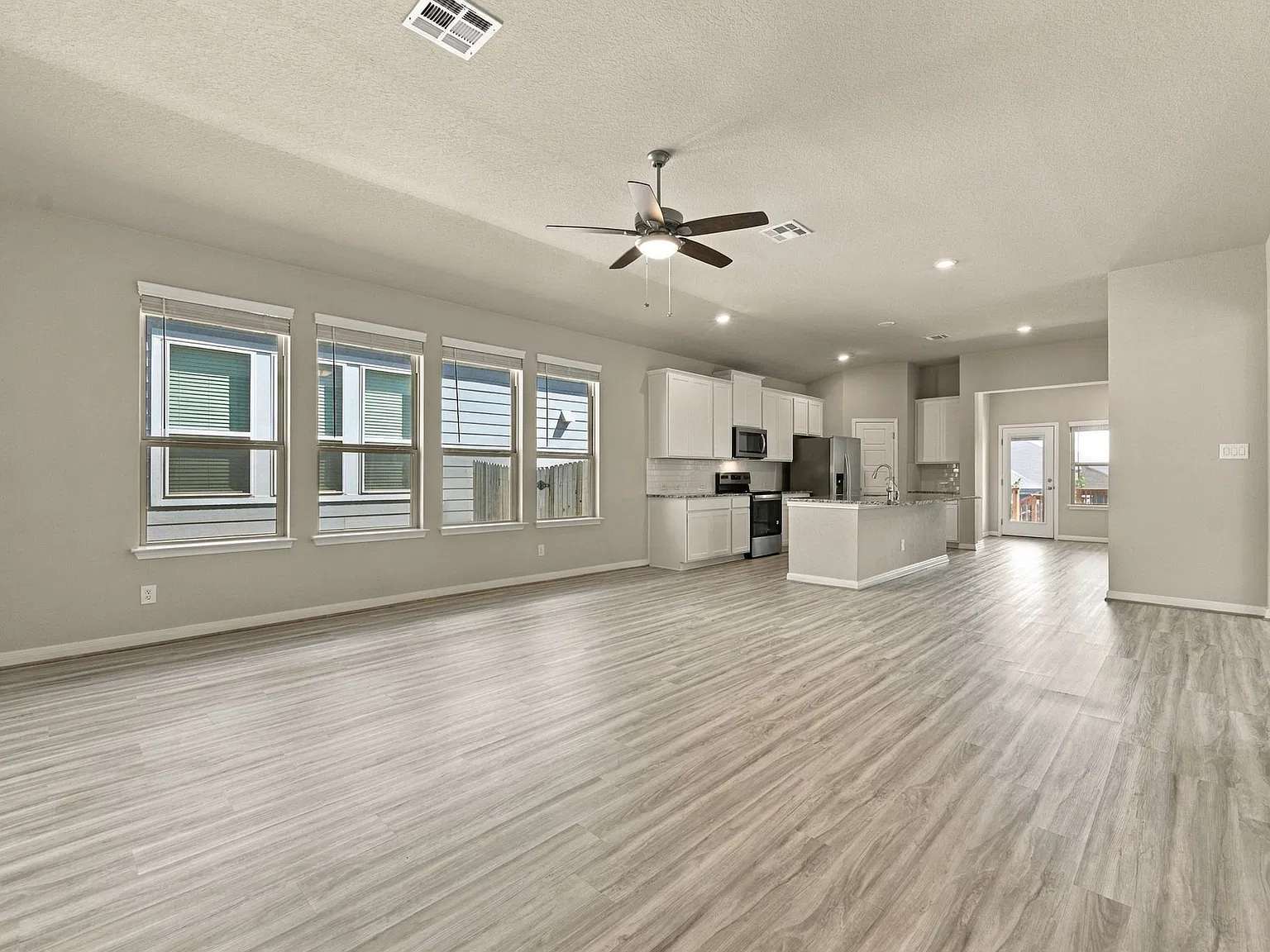 3 bed, 1921 sqft, $2,250 — Photo 2