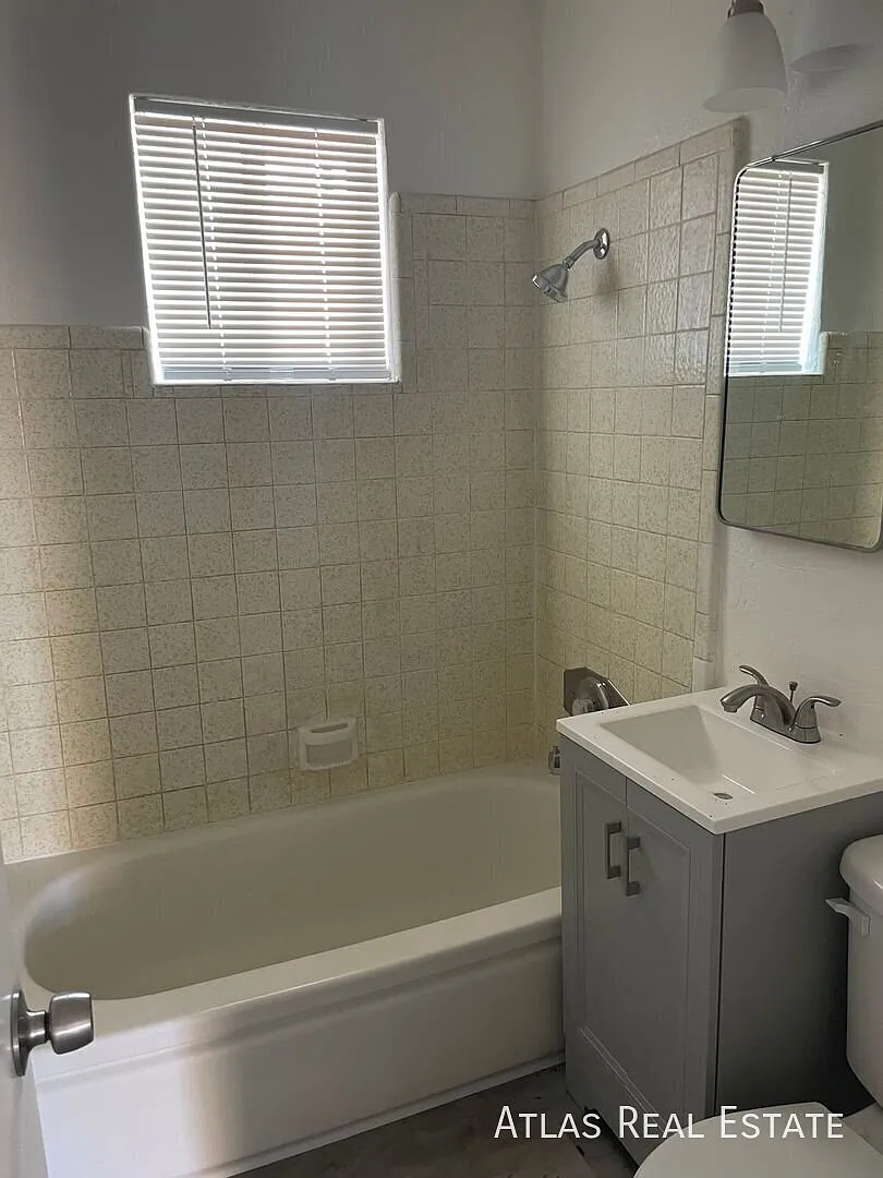Coming Soon! Rent Under $900! - Inviting 2 Bed 1 Bath Close To I-17 Unit 4 — Photo 2