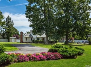 255 W Shore Rd, Oakdale, NY 11769