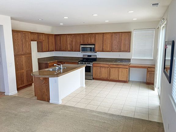 Kitchen and breakfast area