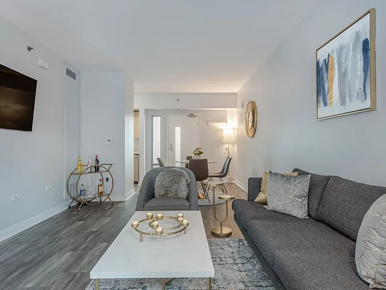 425 W Beech St #325 — Photo 6