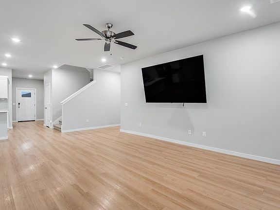 3rd image of 913 W Sonoma St