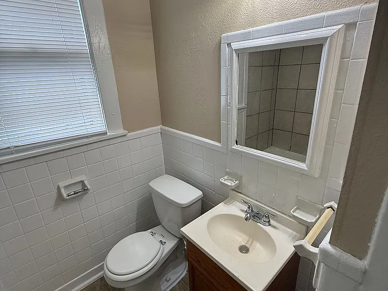 961 N Willett St — Photo 10