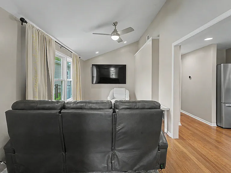 630 S Charlotte St — Photo 8