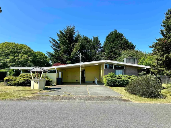 401 Lakeview Dr, Crescent City, CA 95531