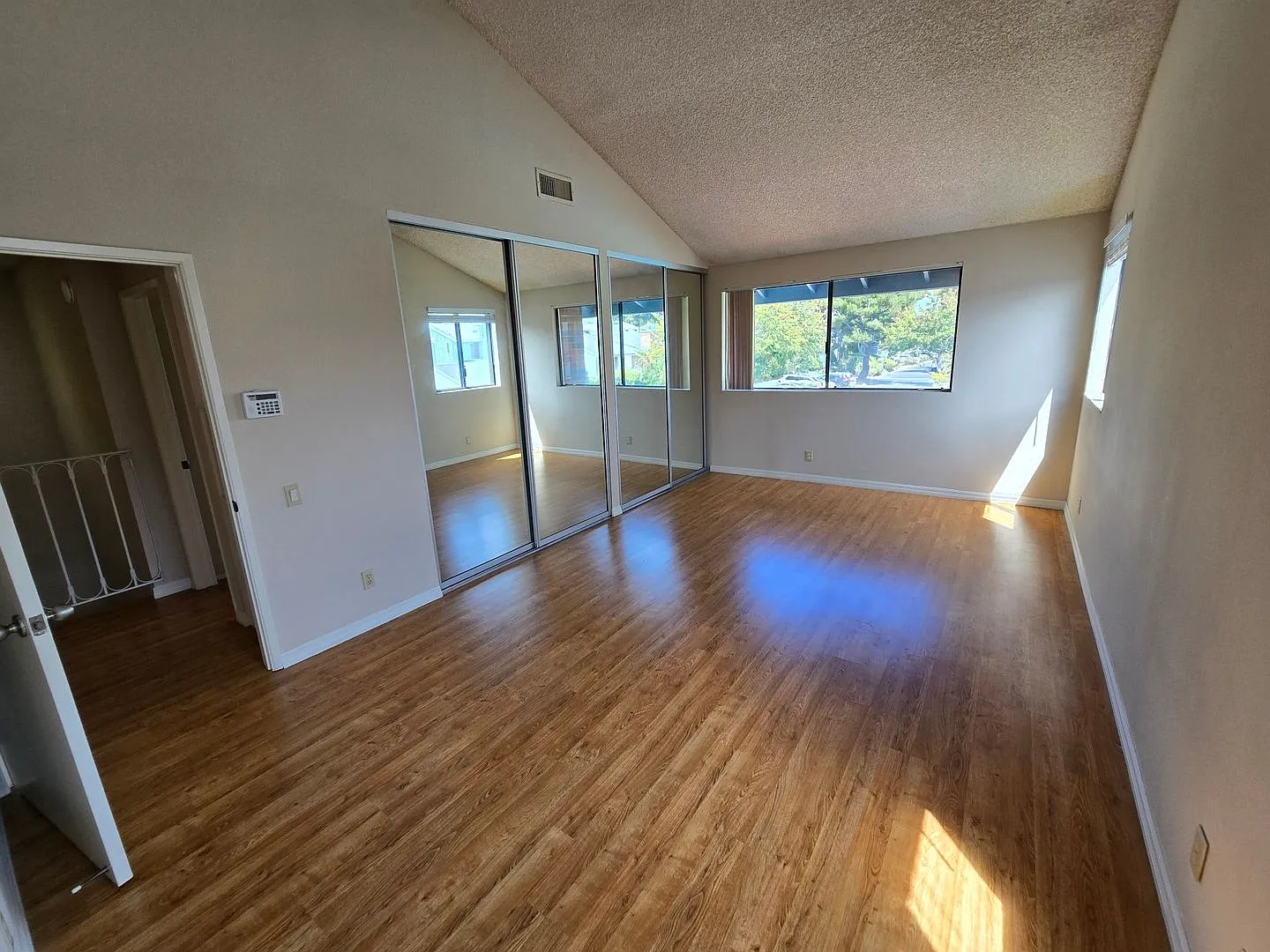 Move-Special: 1/2 off 1st month's rent! Spacious 3-Bedroom, 2.5-Bath Townhome in Desirable La Jolla — Photo 2