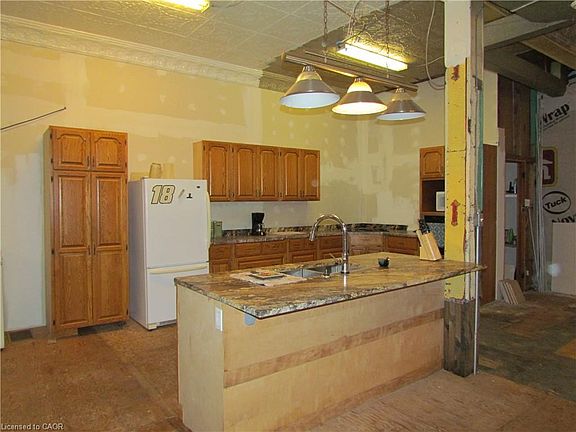 2nd image of 1523 Lakeshore Rd