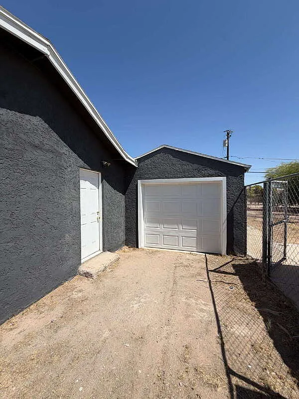 4 bed, 2.0 bath, 1438 sqft, $1,600 — Photo 3