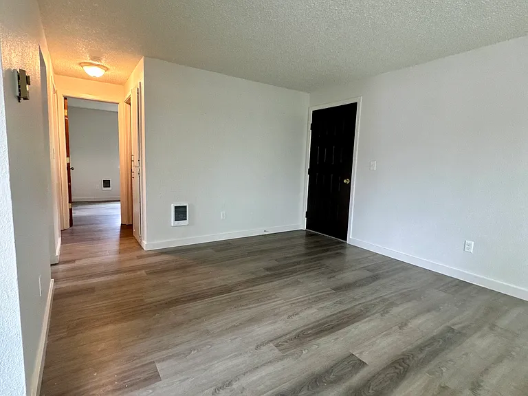 Village Glen Apartments — Photo 32