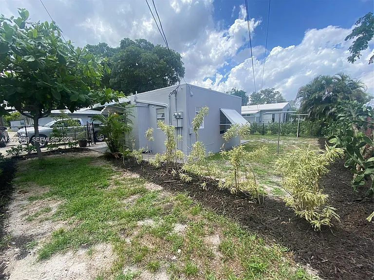 243 SW 14th St — Photo 2