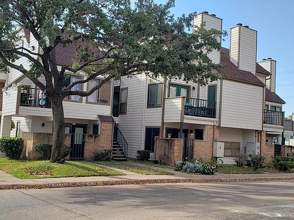 3rd image of 2301 Balsam Dr APT M205