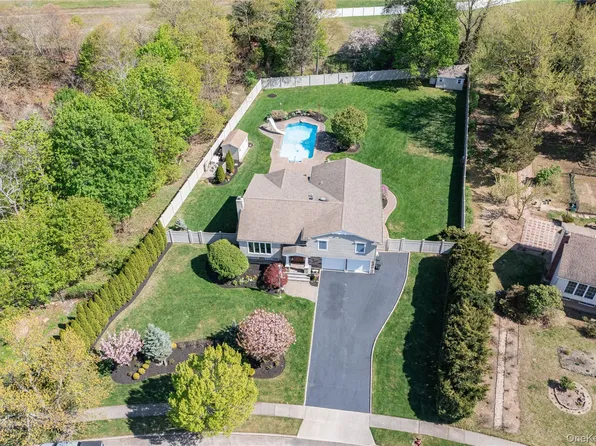 101 Hayrick Lane, Commack, NY 11725