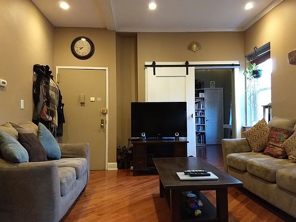 Living Room (2nd Bed View)