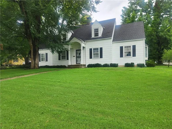 1204 E Walnut St, Harrisonville, MO 64701