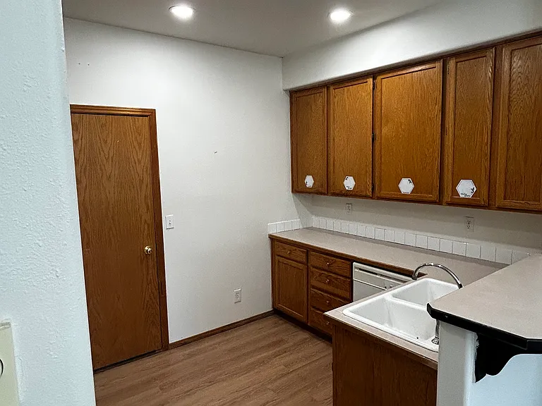 614 S 41st Ct — Photo 5