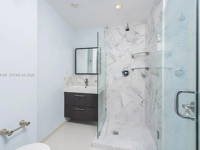 300 S Pointe Dr #706 — Photo 16
