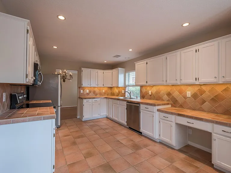 16015 Lausanne Dr — Photo 10