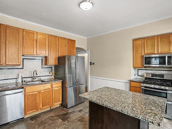 3rd image of 172 Marcy St