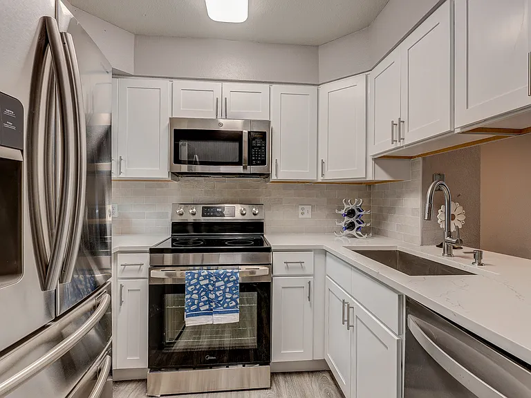 10494 W Dartmouth Ave — Photo 5