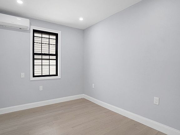 5th image of 625 Clarence Ave