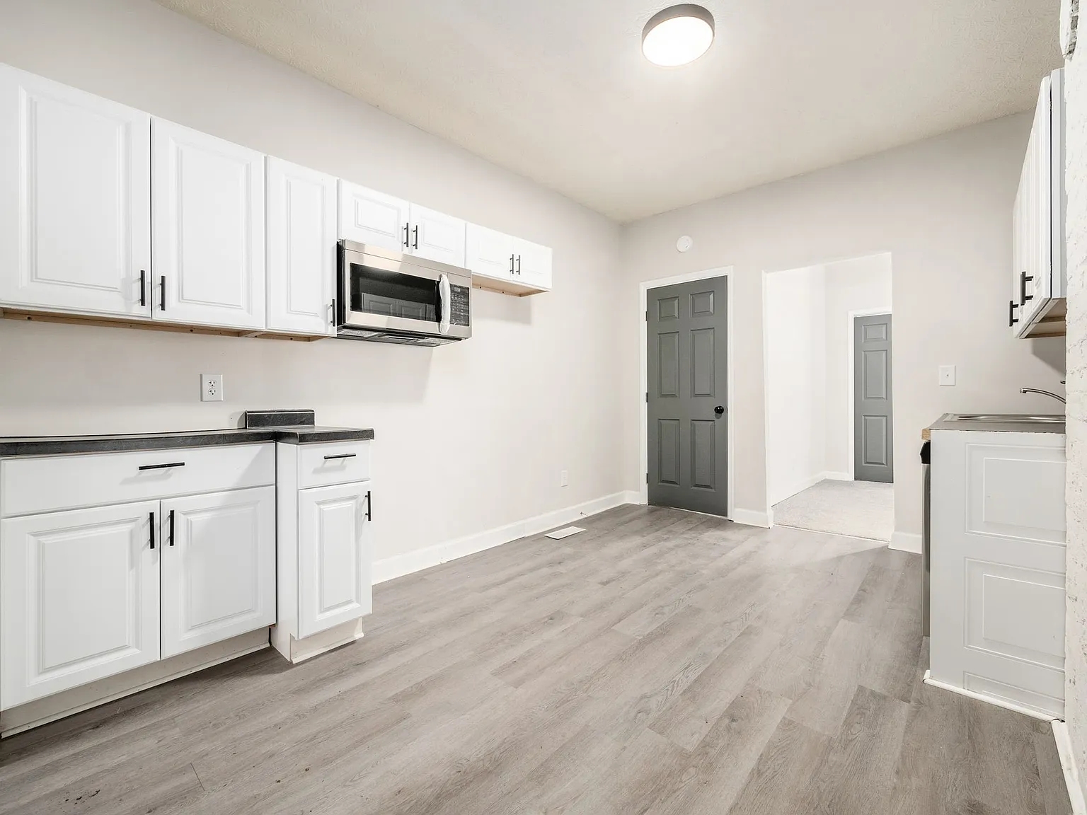 878-878 1/2 Sullivant Ave Duplex - 878 — Photo 3