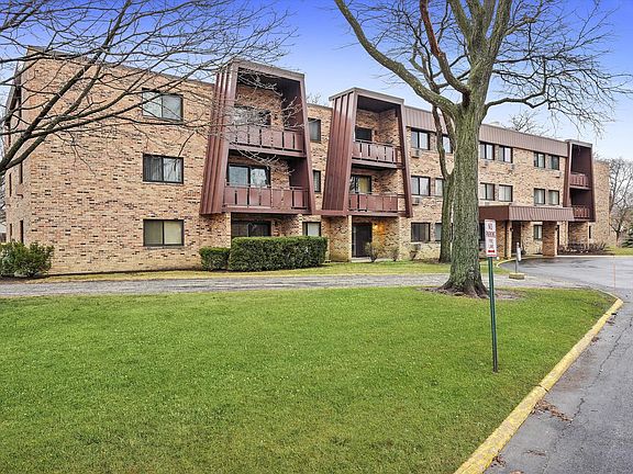 3rd image of 2604 N Windsor Dr Unit 112