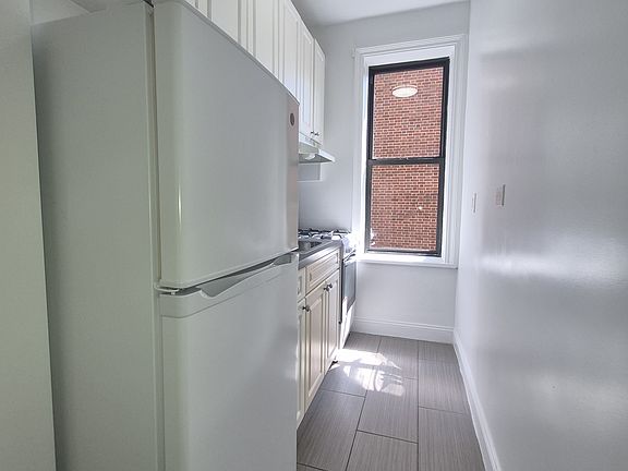 4th image of 4580 Broadway APT 4