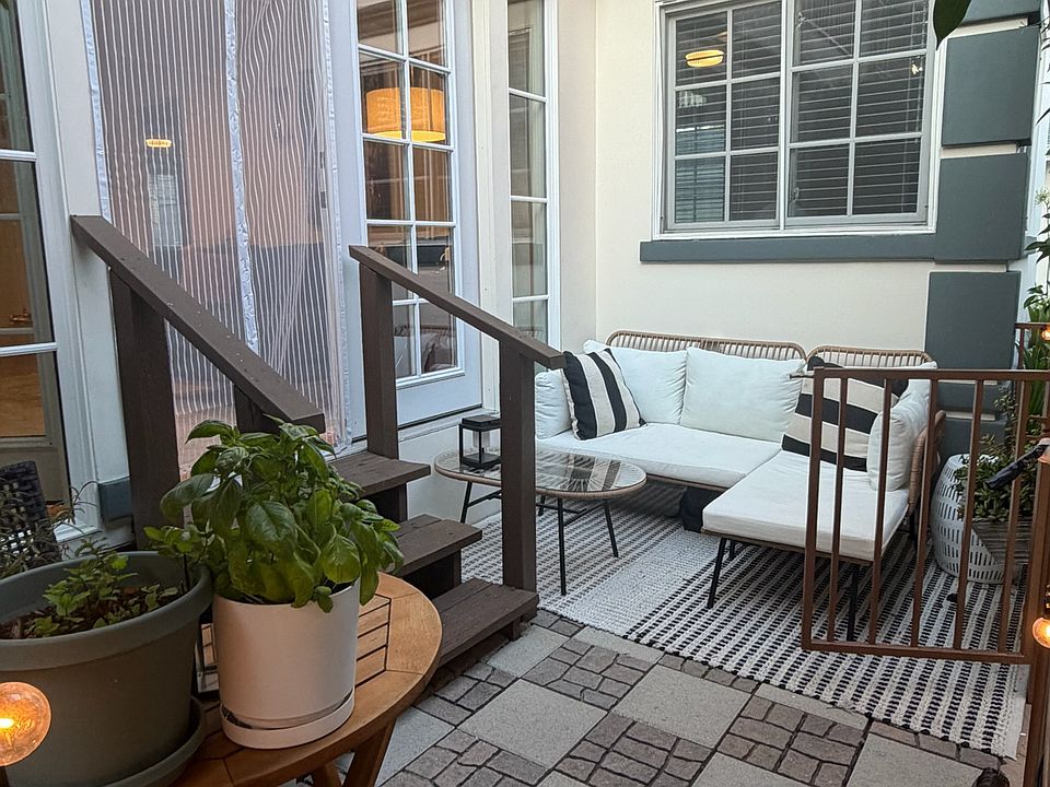 1st image of 420 S Doheny Dr APT 2