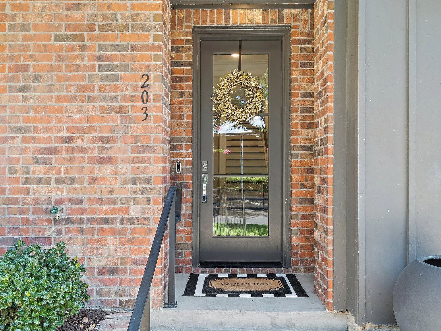 160 W Canty St — Photo 3