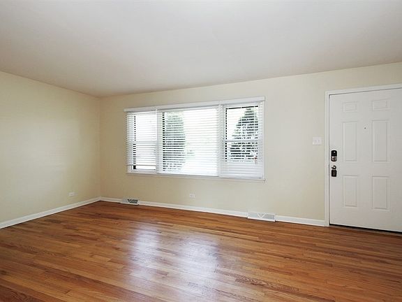4th image of 19812 Crescent Ave