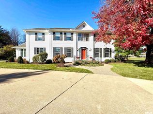 2102 Greenleaf Ct, Bettendorf, IA