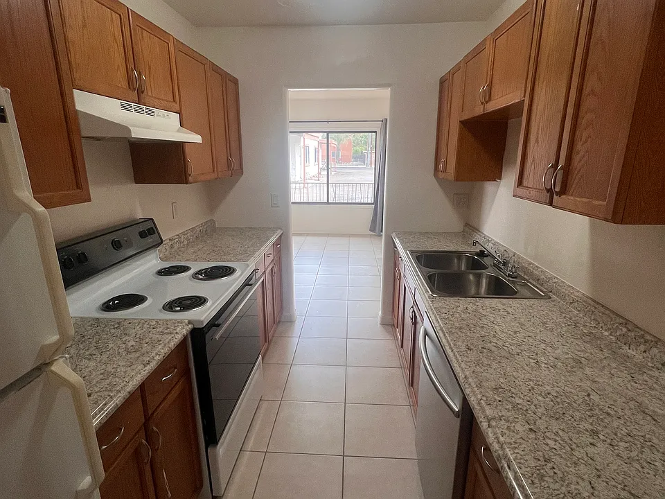3925 E Blacklidge Dr #2