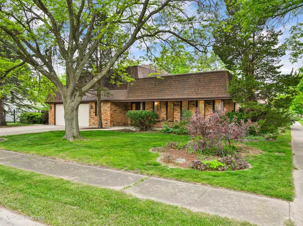 3843 Lizette Ln, Glenview, IL 60026