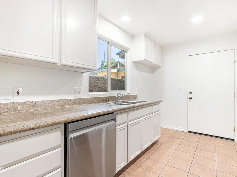 693 Cypress Ave — Photo 12