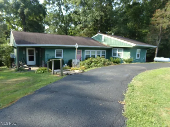 1394 Sharon Valley Rd SW, New Philadelphia, OH 44663