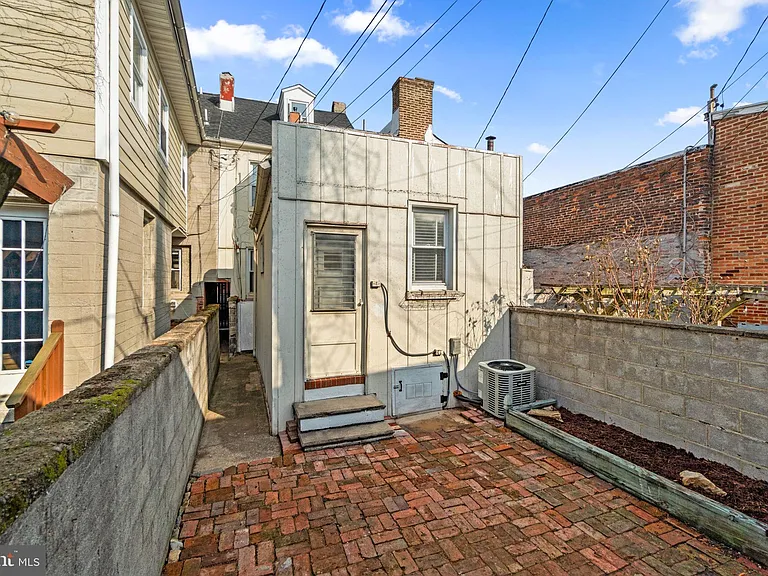 1827 Bank St — Photo 28