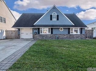 28 Wagon Ln, Levittown, NY 11756