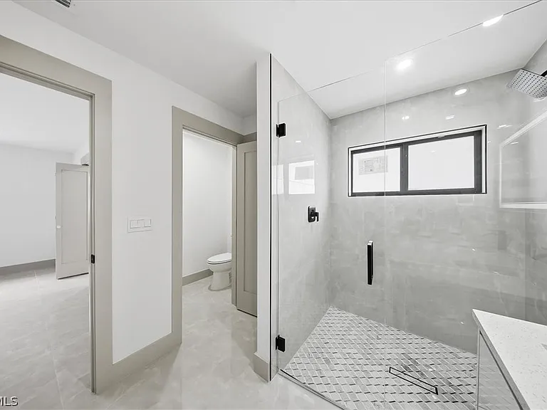541 Chalet Ave S — Photo 20