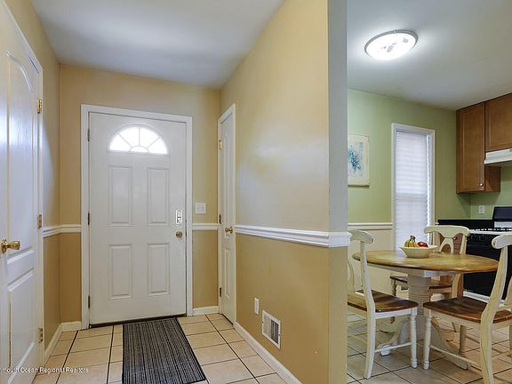 4th image of 32 Aspen Ct