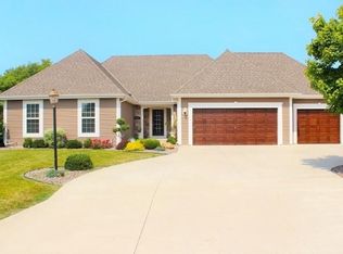 5449 W Highlands Ct, Franklin, WI 53132