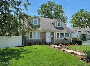 588 Plainview Rd, Plainview, NY 11803