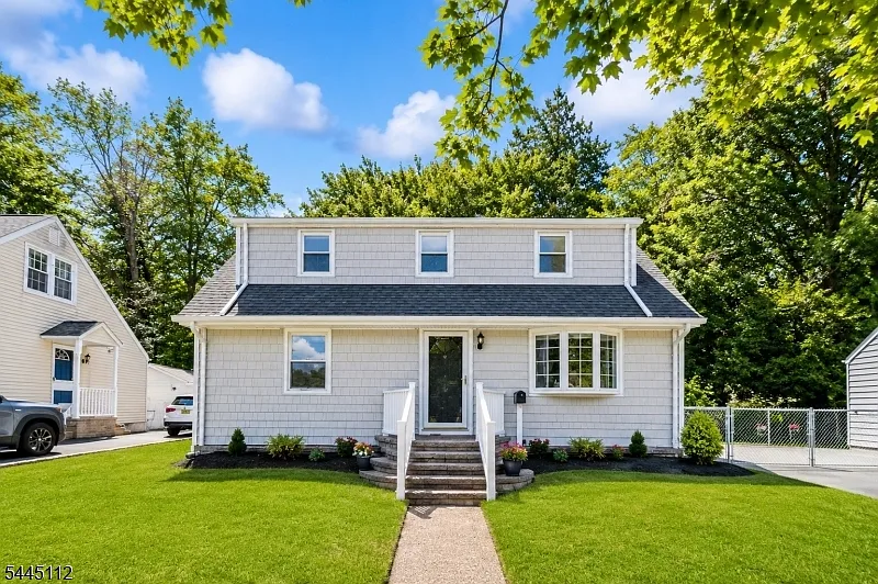 18 Farmingdale Ave