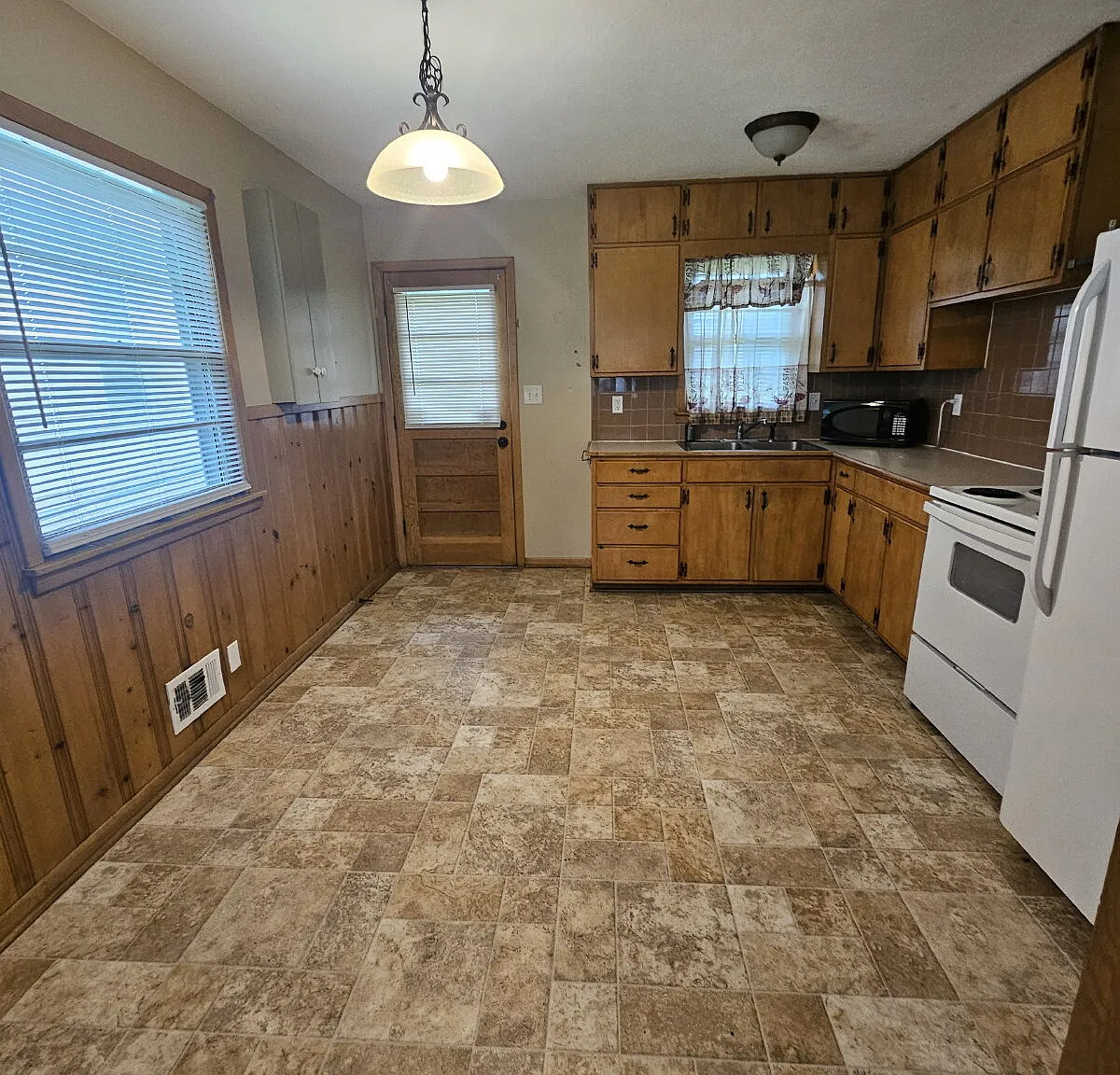 2 bed, 1.0 bath, $1,300 — Photo 4