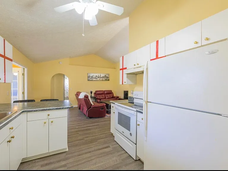 353 NW Ferris Dr — Photo 14