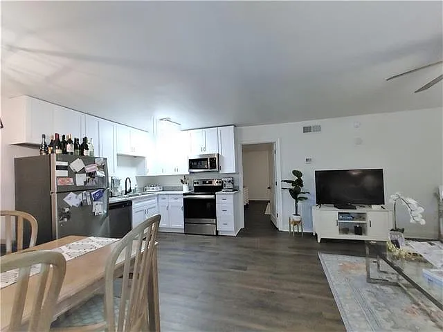 425 Depre St #F — Photo 10