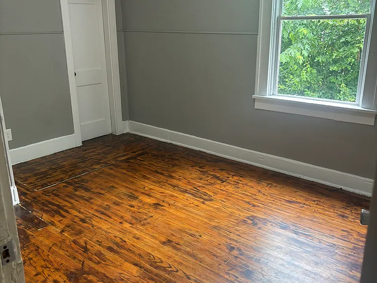437 Leeds Ave — Photo 6