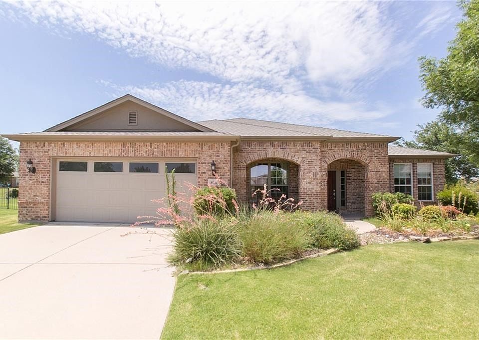 1st image of 814 Carrington Greens Dr